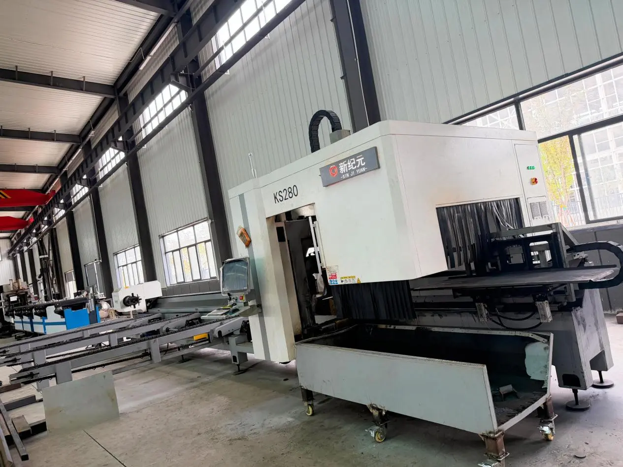 Loading fabricated steel components for export shipment