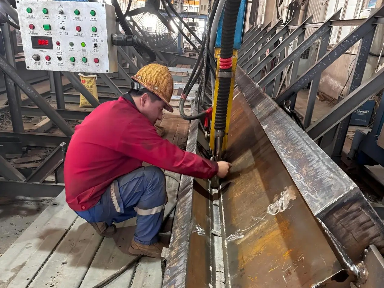 Submerged arc welding of steel beams on the production line