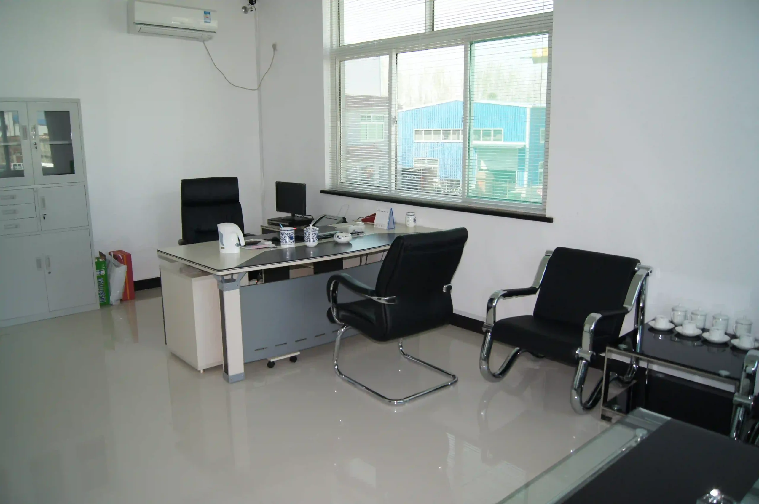 XJY Structure engineering team working in the office