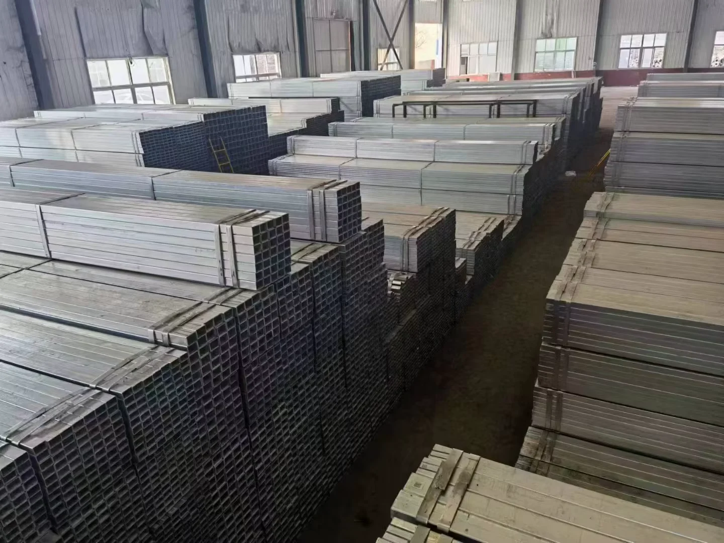 Q235 Galvanized Square Rectangular Steel Tube 1.0-2.0mm Wall Factory Direct Supplier